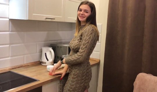 Русская девушка спустила платье для домашнего порно на камер...
