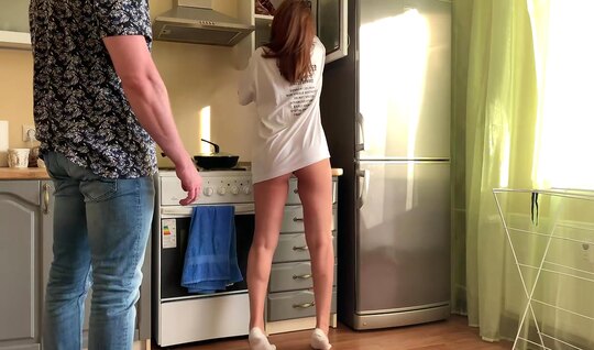 Russian chick manages to suck and do housework...